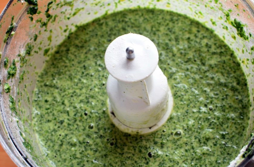 1. Этап. Зеленый рулет с креветками и болгарским перцем: Посолите, добавьте яйца и яичные белки, всыпьте муку и влейте ложку оливкового масла. Хорошо пробейте до однородности.