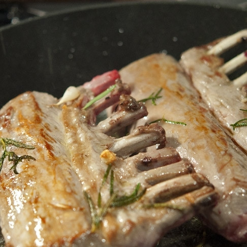 1. Этап. Каре из баранины: ...затем - с другой стороны.