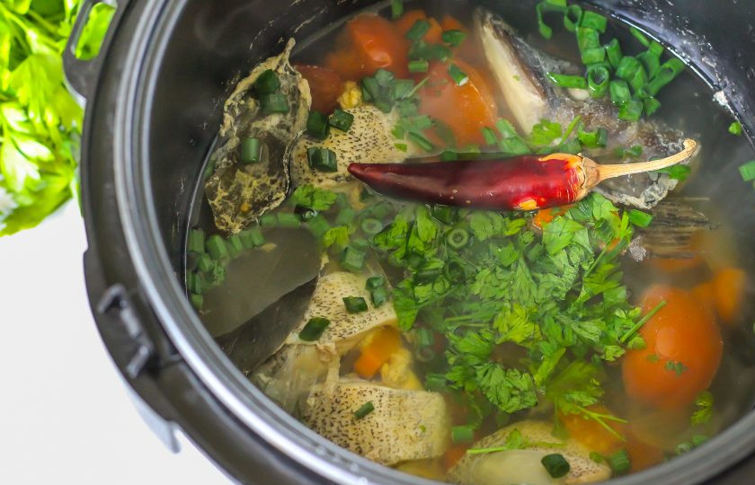 1. Этап. Уха из щуки в мультиварке: За 5 минут до окончания варки поместите в емкость стручок горького перца. Промойте и измельчите зелень петрушки и лука, всыпьте в емкость и закройте крышку. Дождитесь звукового сигнала.