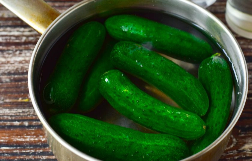 1. Этап. Кисло-сладкие маринованные огурцы: Огурцы залейте водой и оставьте их на 15 минут. Эта процедура нужна для того, чтобы они получились хрустящими. Затем вымойте овощи.