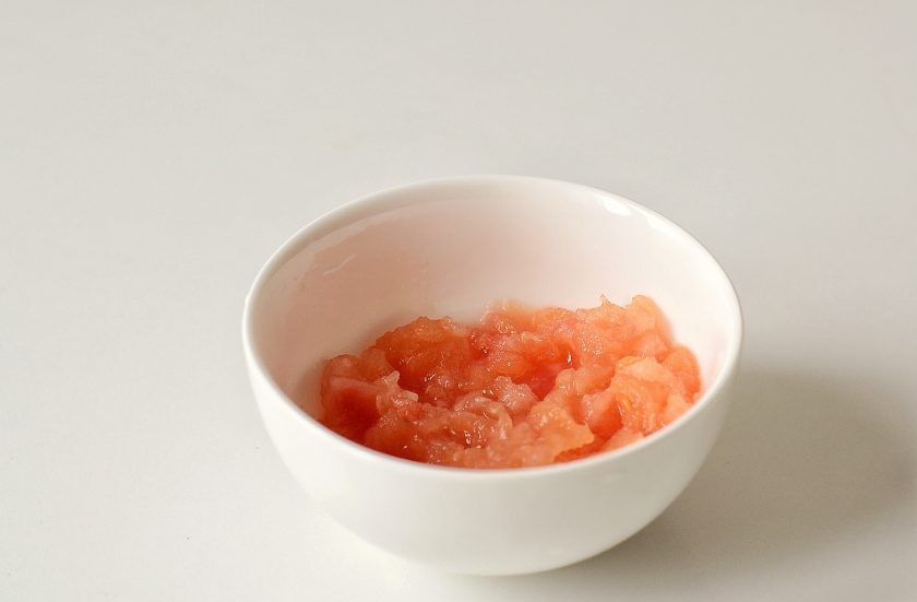 1. Этап. Баклажанная икра по-одесски: На помидорах сделайте разрезы крест-накрест, залейте горячей водой и оставьте на пару минут. Очистите от кожицы, удалите семена и мелко порубите ножом.