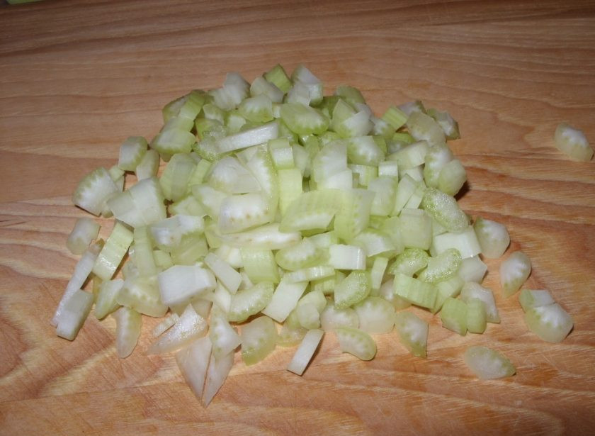 1. Этап. Салат-закуска с селедкой: 1. Вымойте и нарежьте тонко стебли сельдерея, переложите в салатник.