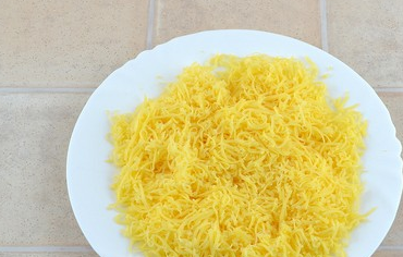 1. Этап. Простой салат из говядины: Сыр также натрите на мелкой терке.