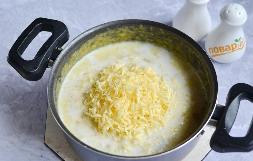 1. Этап. Суп из брокколи с сыром: 4. Добавьте сыр, дайте ему расплавиться в горячем супе, необходимости снова ставить на огонь нет. Добавьте сливки, перемешайте. Суп готов!