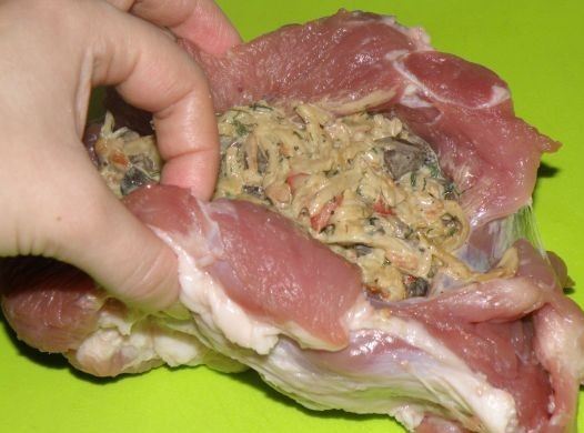1. Этап. Рулет из мяса в духовке: Вкладываем начинку в кармашек. Не жалейте начинки, старайтесь положить её как можно больше.