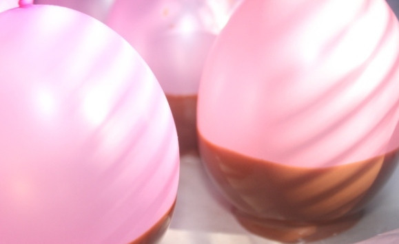 1. Этап. Шоколадные корзинки: 3. После того, как шоколад застынет, проткните шарик иголкой, он лопнет, а корзиночка останется.