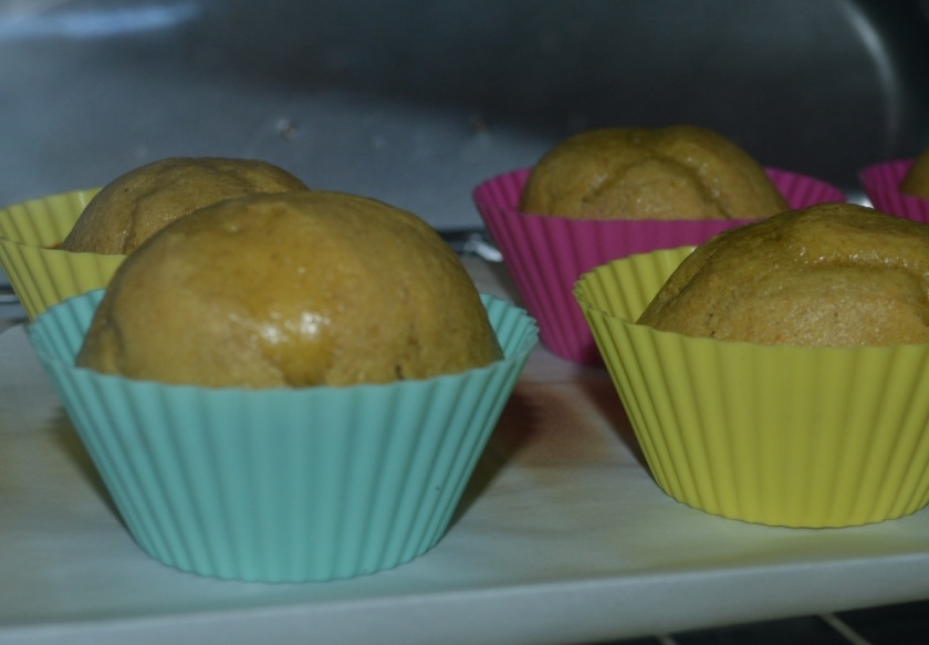 1. Этап. Банановые кексы в силиконовых формочках: 8. Выпекаются банановые кексы в силиконовых формочках около 20-25 минут при температуре 180 градусов. После запекания дайте им немного постоять, чтобы можно было беспрепятственно извлечь их из формочки.