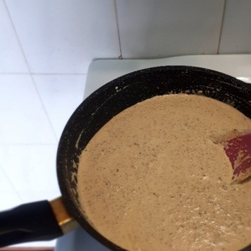 1. Этап. Жидкая подлива с курицей и грибами: Вот такая очень вкусная подлива получается. Вместо соли можно добавить куриный бульоный кубик или сухой куриный бульон.