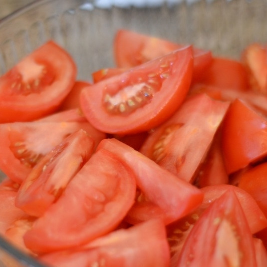 1. Этап. Томатный суп-пюре: Помидоры промываем и нарезаем на дольки.