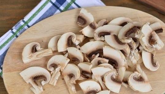 1. Этап. Фасолевый салат с курицей: Шампиньоны нарезаем пластинками.