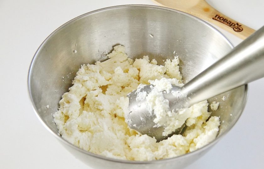 1. Этап. Запеканка Неженка: Творог протрите через сито или измельчите до однородного состояния при помощи блендера.