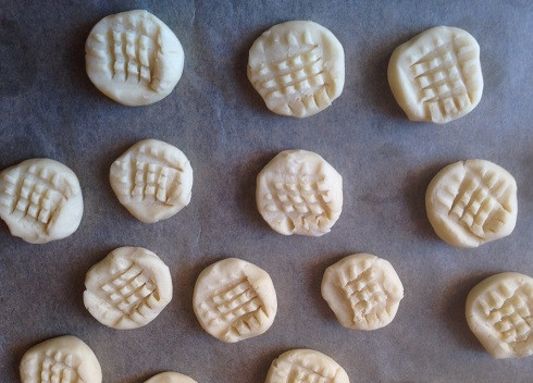 1. Этап. Легкий рецепт печенья: Отправляем выпекаться в разогретую до 200 градусов духовку минут на 15, до подрумянивания.