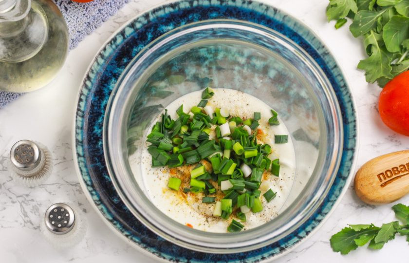 1. Этап. Белый соус со сметаной: Промойте и измельчите стебли зеленого чеснока или очистите зубчики свежего, спрессовывая их в емкость. Если решите заменить их молотым сушеным, то вам потребуется примерно 1/2 ч.л.