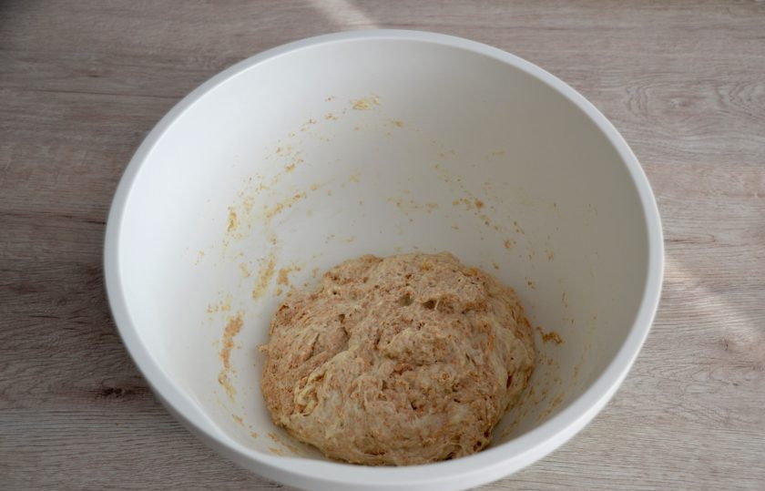 1. Этап. Хлеб Докторский: Через 30-40 минут, влейте оставшуюся воду, замесите тесто, после чего добавьте соль в уже замешанное тесто и еще раз вымесите.