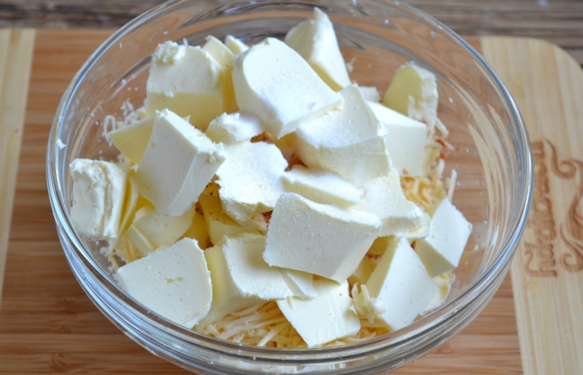 1. Этап. Сырное печенье: Смешайте сыр, охлажденное и порезанное на кубики сливочное масло, паприку и соль.