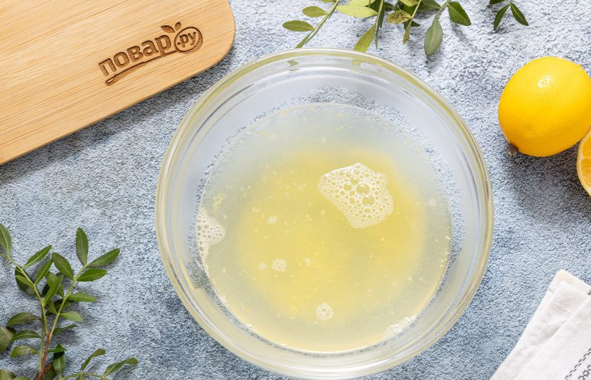 1. Этап. Лимонный пунш: Влейте в глубокую миску или кастрюлю горячую воду, добавьте лимонную цедру с сахаром и лимонный сок. Размешайте, чтобы сахар растворился.