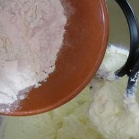 1. Этап. Фиадоне: Добавляем к творогу муку, еще раз взбиваем.