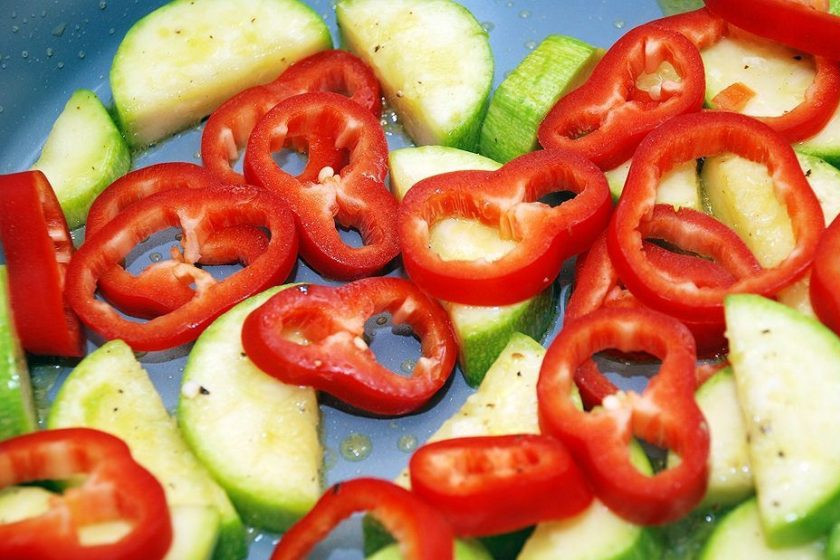 1. Этап. Рыба жаренная по-итальянски: Далее добавьте в сковороду перец. Обжарьте овощи вместе ещё 5 минут. В конце добавьте травы и соль.