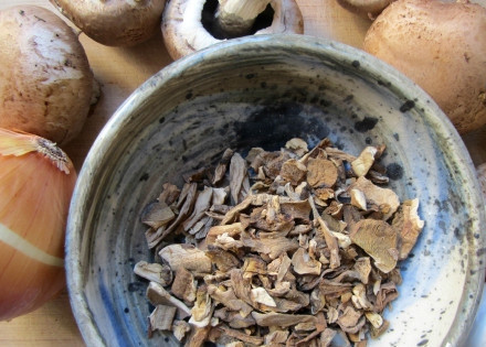 1. Этап. Грибной суп из сушеных белых грибов: 1. Сначала - подготовка. Сушеные грибы заливаем 2-мя стаканами кипятка, а орехи, если они у вас в первозданной оболочке, залейте стаканом воды. Так лучше снимется кожура.