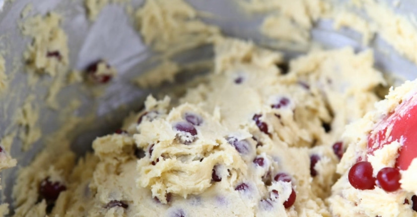 1. Этап. Клюквенные кексы: 4. Добавьте в тесто клюкву и аккуратно перемешайте лопаткой, чтоб не повредить ягоды.