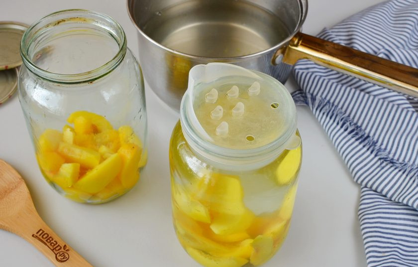 1. Этап. Компот из персиков: С помощью специальной крышки для консервации слейте жидкость из банок.