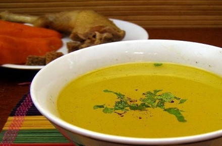 1. Этап. Вкусный куриный бульон: Готовый бульон процеживаем через марлю. Бульон готов, приятного аппетита! Украшаем его рубленой зеленью и подаем к столу.