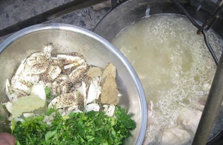 1. Этап. Бухлёр из баранины: 4. Когда указанное время прошло, - добавим нашу смесь, подержим на костре казан еще пару минут, и снимаем с огня.