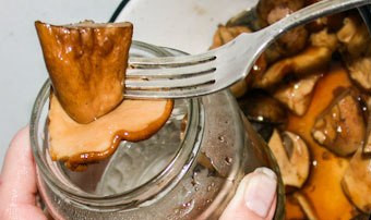 1. Этап. Маринованные белые грибы с корицей: 5. Закладываем грибы в чистые стерилизованные банки, заливаем маринадом, добавляем столовую ложку растительного масла (на каждую банку). Закатываем и отправляем в кладовую.