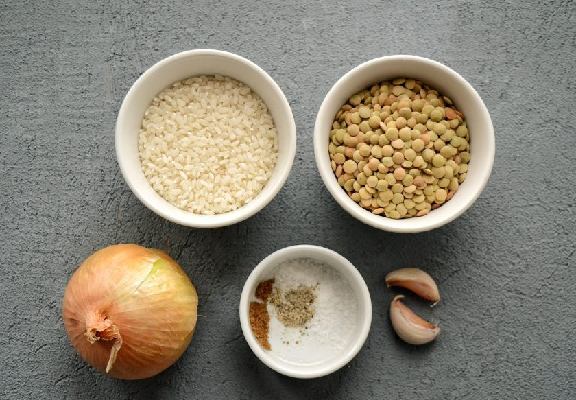 1. Этап. Котлеты из чечевицы и риса: Подготовьте все ингредиенты. Чечевицу заранее замочите в воде на пару часов.