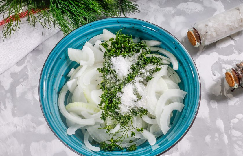 1. Этап. Маринованный лук с укропом: Всыпьте соль, сахар и влейте уксус. Можно использовать как обычный столовый 6% уксус, так и 9% и яблочный.