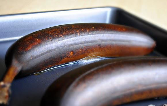 1. Этап. Банановый хлеб с корицей и орехами: 1. Разогреть духовку до 350 градусов. Выложить бананы в кожуре на противень. Поставить противень в нагретую духовку и запекать в течение 15 минут. Бананы должны быть мягкими, а кожура – темно-коричневого цвета. Уменьшить температуру духовки до 160 градусов и смазать маслом форму для выпекания хлеба.