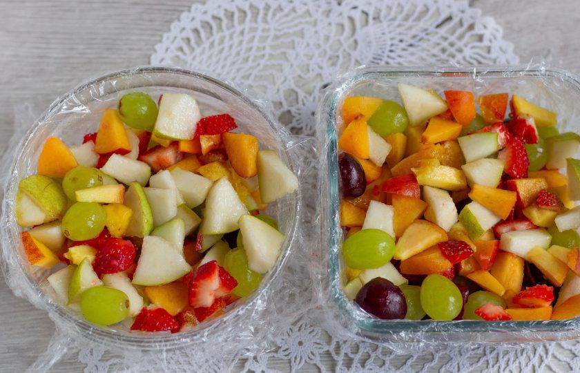 1. Этап. Желе из шампанского с фруктами и ягодами: Фрукты и ягоды разложите в емкости.