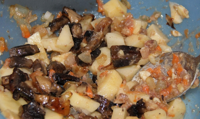 1. Этап. Картошка, тушенная с шампиньонами в сметане: Перемешиваем обжаренный луки и грибы с морковью и картофелем. Солим и перчим по вкусу.