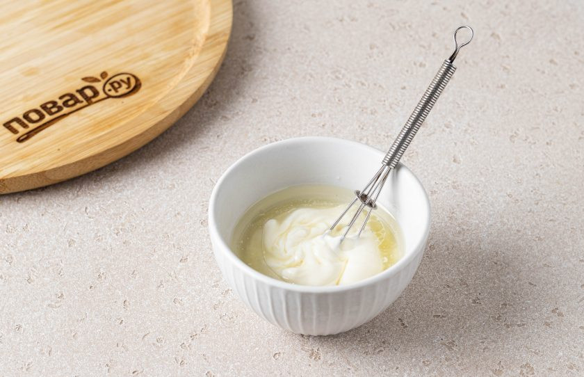 1. Этап. Соус «Карри майо»: Смешайте майонез с лимонным соком и маслом авокадо до однородной консистенции.