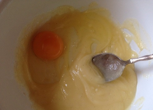 1. Этап. Курабье: Перетираем масло с пудрой и ванильным сахаром. Добавляем яйцо и перемешиваем до однородности.