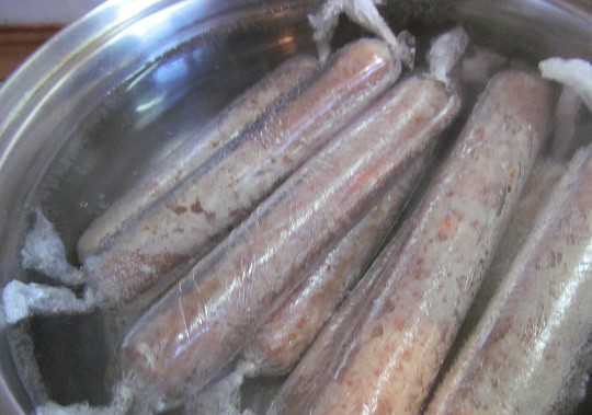 1. Этап. Колбаски из куриного фарша: 7. Чтобы приготовить колбаски необходимо опустить их в кастрюлю с кипящей водой. Варить их нужно около 20 минут, в зависимости от размера. Вот и весь простой рецепт колбасок из куриного фарша - несложно, вкусно и натурально.