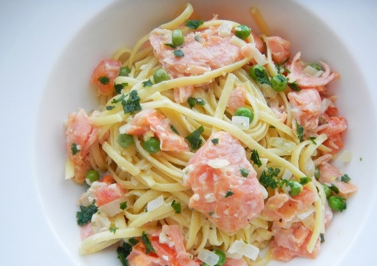 1. Этап. Паста с красной рыбой: 5. Вот такая аппетитная паста с красной рыбкой готова к подаче. Вкусно, быстро и просто - идеальное сочетание.