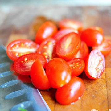 1. Этап. Паста салат с помидорами, цукини, и сыром Фета: Порежьте помидоры пополам.