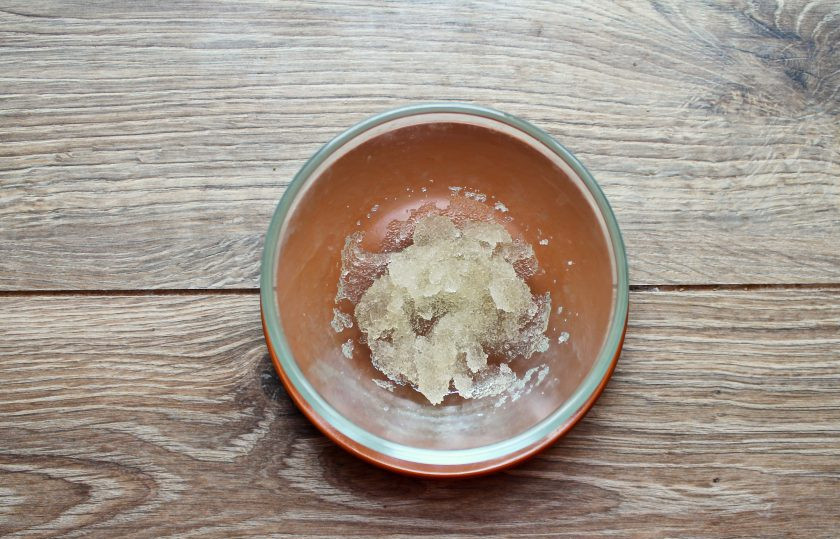 1. Этап. Сметанно-мандариновое желе: Замочите оставшийся желатин холодной, кипяченой водой и оставьте до набухания.