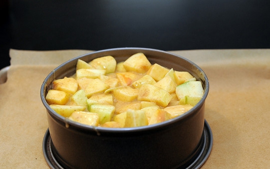 1. Этап. Пышная шарлотка: 5. В жаропрочную форму выложите яблоки. Залейте тестом и отправьте в духовку.