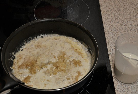 1. Этап. Кальмары под соусом бешамель: 3. В самом конце вливаем сливки и тушим еще пару минут на очень слабом огне.