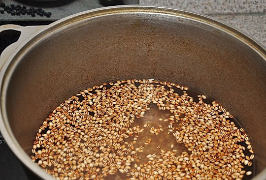 1. Этап. Армейская каша: 2. Перед отправкой перловой крупы в кипяток, обжарьте ее немного на сковороде без добавления масла: это позволит крупе быть рассыпчатой и не склеиваться после приготовления. После этого ее можно отправлять вариться.