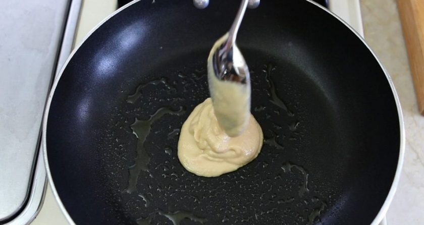 1. Этап. Нутовые панкейки: 4. Потом на сковороде разогрейте масло. Выкладывайте в него порциями нутовое тесто.