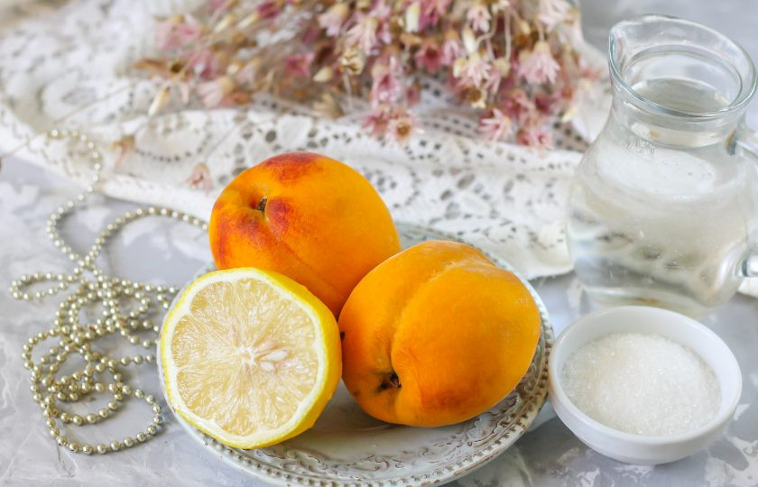 1. Этап. Персиковый лимонад: Подготовьте указанные ингредиенты. Заранее охладите воду в холодильнике.