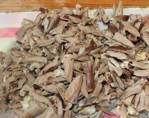 1. Этап. Салат с куриными сердечками и огурцом: 6. Готовые сердечки остудите и нарежьте тонкими ломтиками.