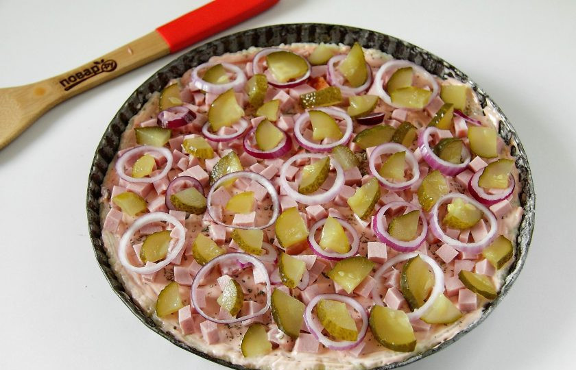 1. Этап. Картофельное тесто для пиццы: Сверху распределите равномерно любую любимую начинку. У меня колбаса, лук и маринованные огурчики.