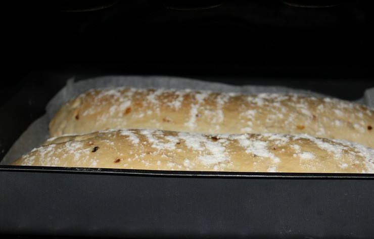 1. Этап. Чиабатта с луком: Далее мы убираем кастрюльку с водой, убавляем температуру до 200 градусов и выпекаем чиабатты еще 10-15 минут. Готовый хлеб выкладываем на решетки остывать, а затем наслаждаемся вкусом домашней выпечки. Приятного аппетита вам!