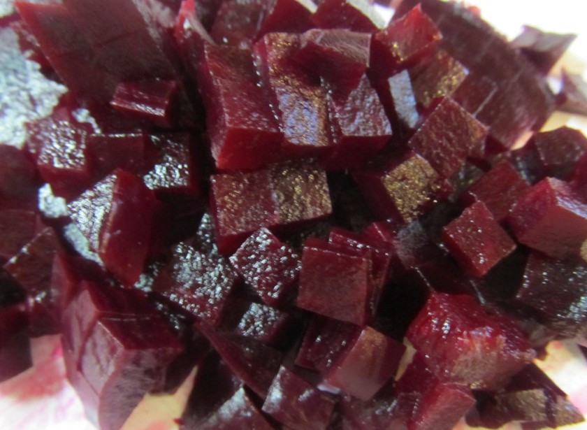1. Этап. Салат с говядиной и свеклой: Свеклу отварную порезать кубиками.