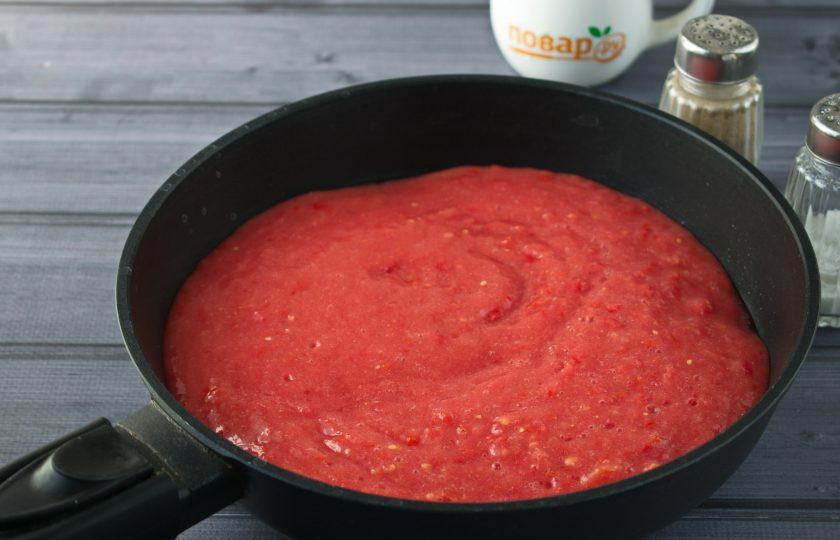 1. Этап. Суп томатный: 5. Влейте томатный сок, добавьте сахар и соль по вкусу, доведите до кипения, готовьте на медленном огне в течение 15 минут.