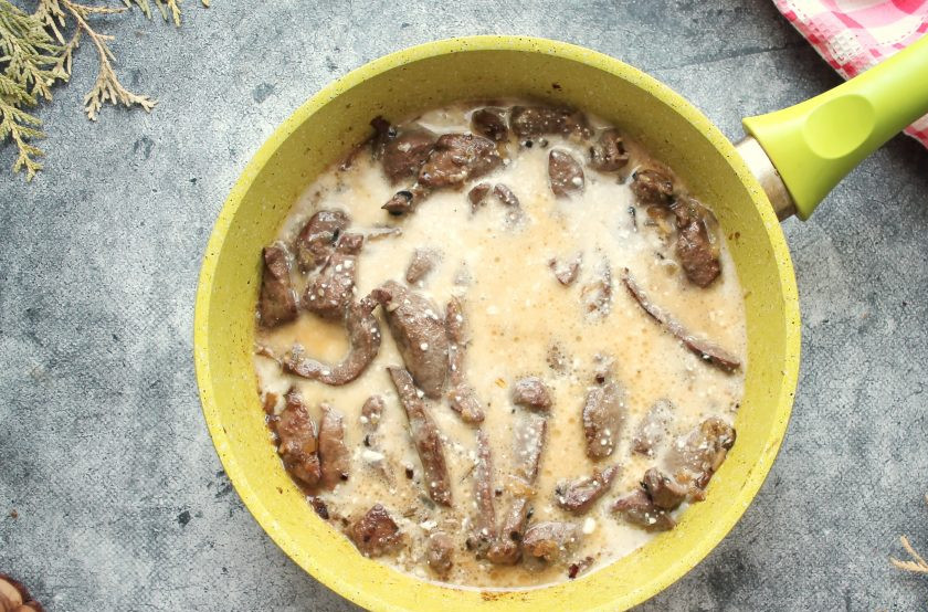 1. Этап. Печень с гарниром: Смешайте сметану, воду и муку до однородности. Влейте сметанную массу к печени с овощами.